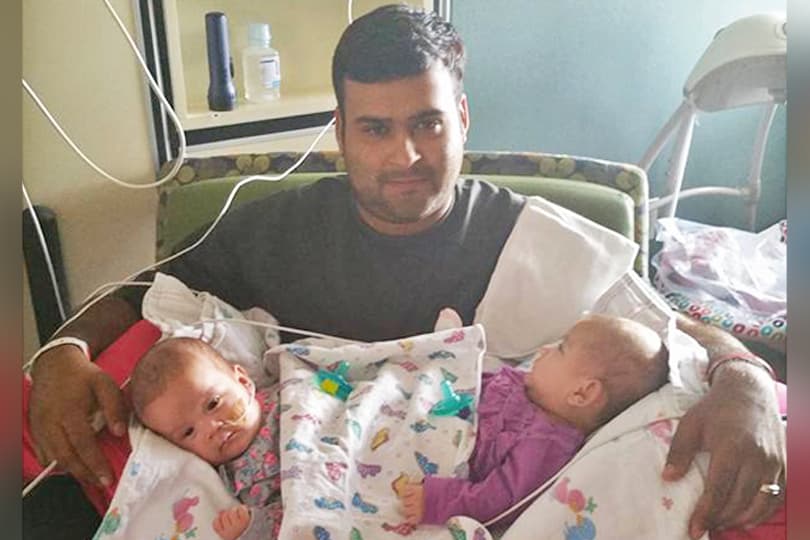 Raúl Torres consintiendo a Scarlet y Ximena.