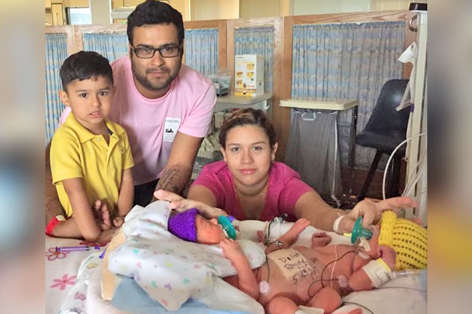 Papá, mamá, el hermanito mayor Raúl Jr. y las siamesas Scarlet y Ximena.