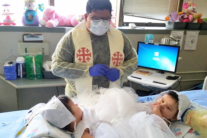 Ximena y Scarlet Hernández Torres fueron bautizadas en el Hospital Infantil Driscoll el sábado 9 de abril.