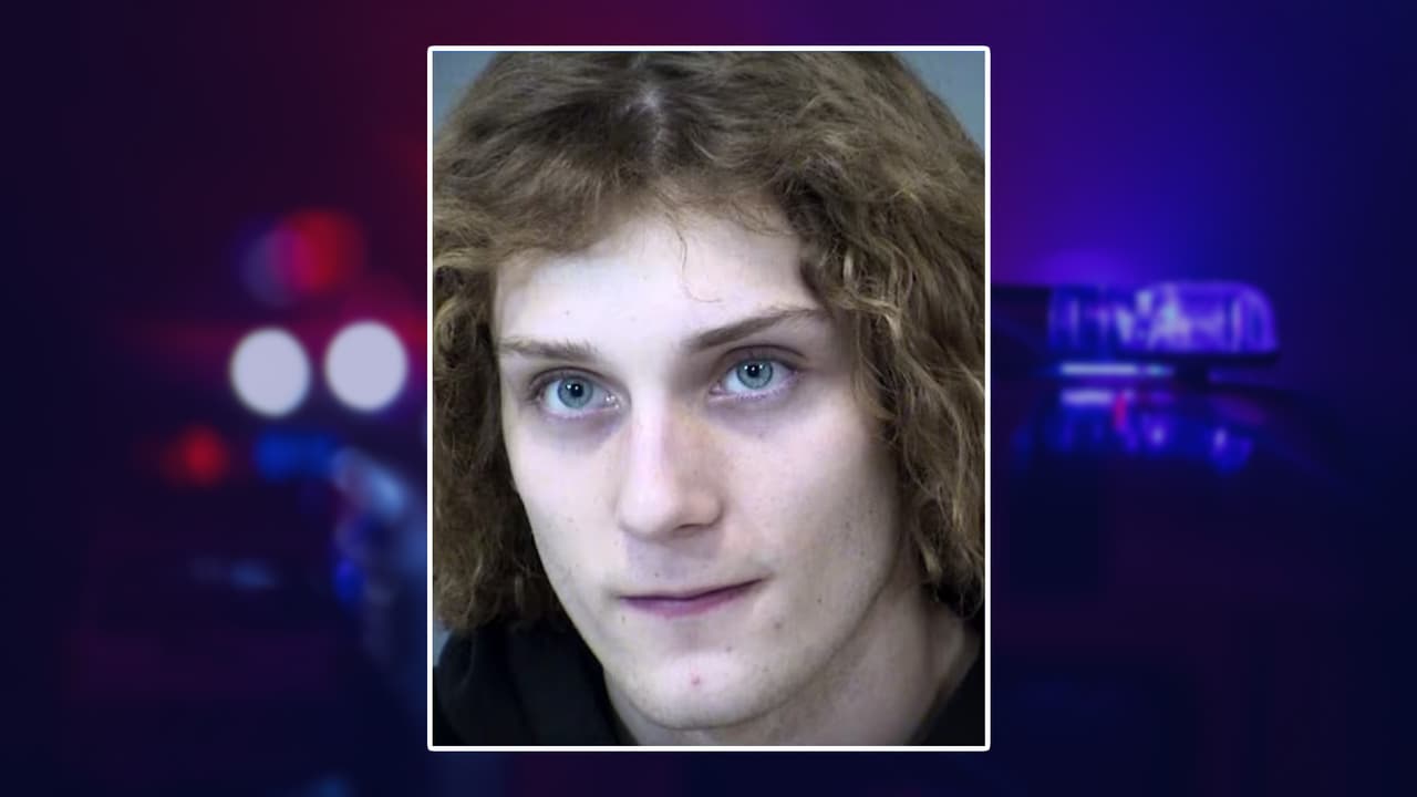 Entre los nuevos acusados está 
<b>Kyler Matthew Renner, de 19 años</b>, quien enfrenta tres cargos de posesión de un narcótico para la venta, un delito grave de Clase Dos; dos cargos de posesión de drogas peligrosas para la venta, un delito grave de Clase Dos; y un cargo de uso de comunicación por cable o comunicación electrónica en transacciones relacionadas con drogas, un delito grave de Clase Cuatro.