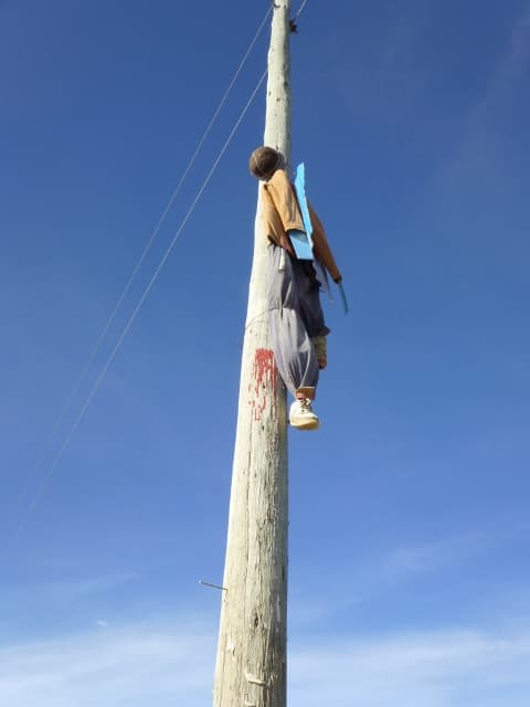Los pobladores de El Alto, en Bolivia, acostumbran clavar muñecos en los postes para amedrentar a los ladrones.