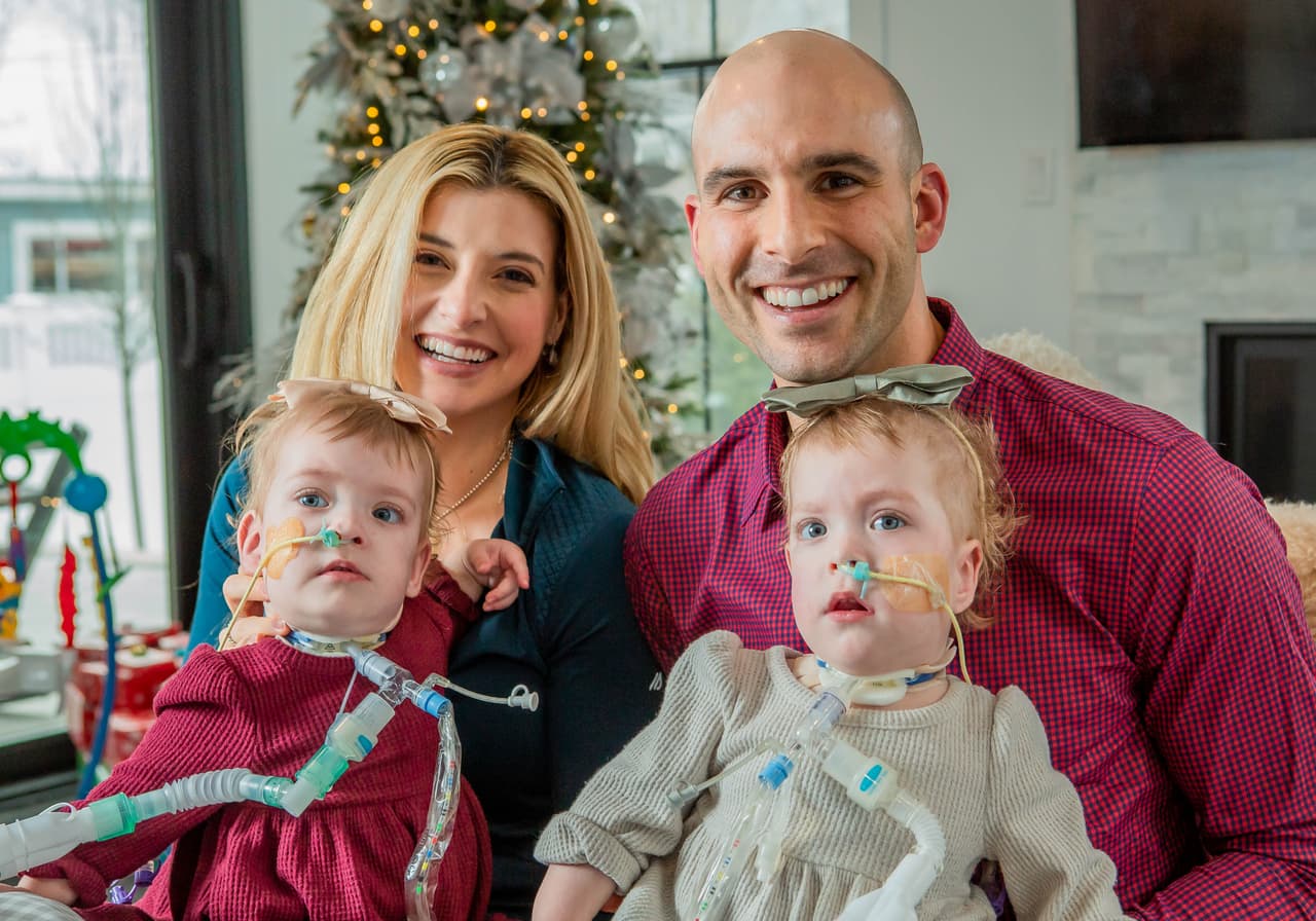 Las niñas fueron dadas de alta justo para celebrar la Navidad en casa.