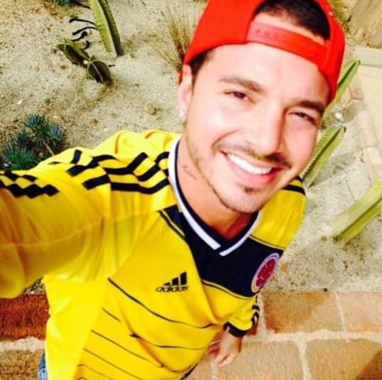 27. Su amor por el deporte lo lleva en las venas, pero su gran cariño y arraigo por su natal Colombia también es inmenso, por eso apoya a su selección de futbol.