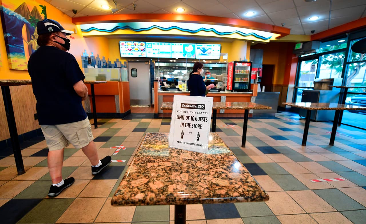 Por lo tanto es importante mantener el uso de las máscaras, desinfectar las superficies y mantener su distancia cuando se encuentra con otras personas.