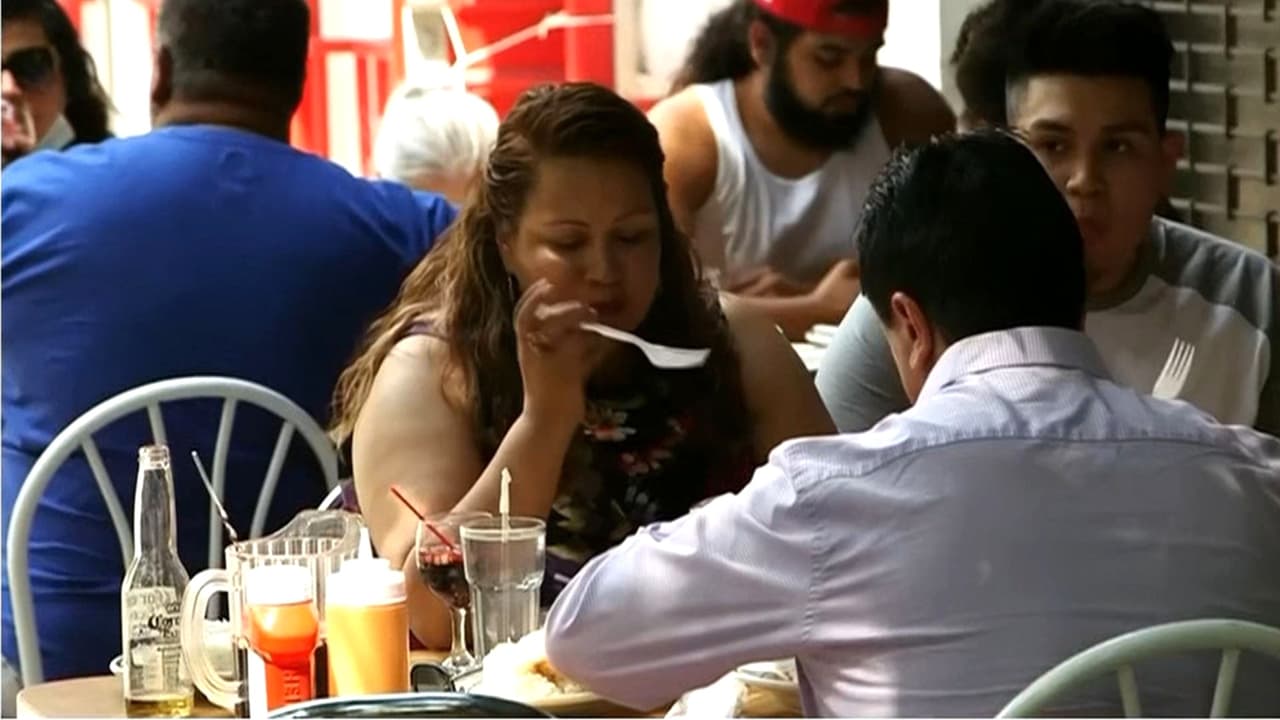 Choque de culturas: La Copa llena restaurantes en EEUU, pero desata polémica por las propinas