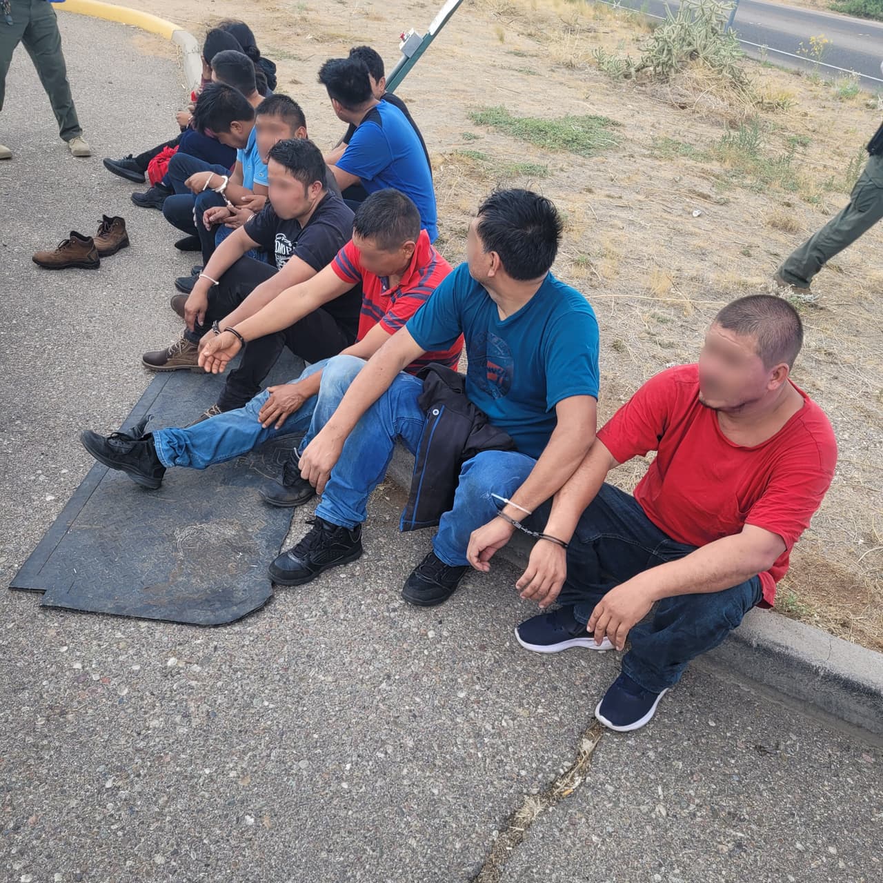 Un agente de la estación de Tucson ayudó a oficiales del Departamento de Seguridad de Arizona (DPS) con una parada de vehículo en la que descubrieron a un grupo de inmigrantes.