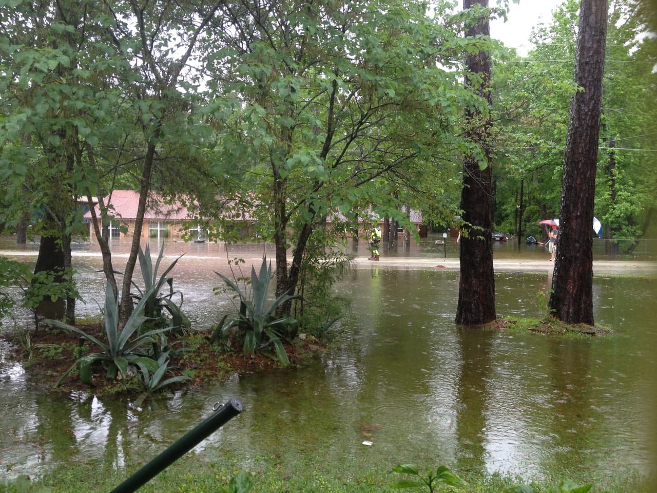 Las lluvias severas han continuado durante este lunes en Houston y condados aledaños. Fotos enviadas por residentes.