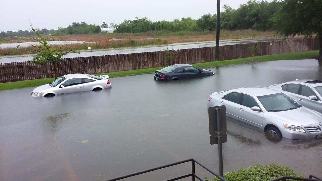 Un parqueo de una zona residencial completamente inundado.
