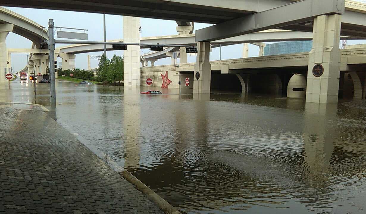 Las lluvias han causado problemas en las carreteras y en el aeropuerto internacional George Bush -el cuarto del mundo en transporte de pasajeros-, donde se produjeron 537 cancelaciones de vuelos y 145 retrasos durante la mañana.