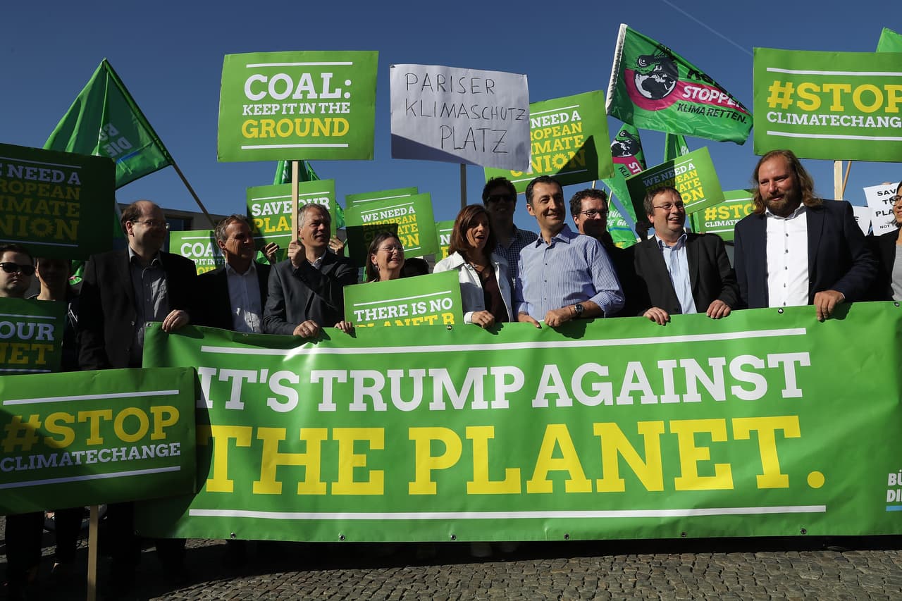 Miembros del partido Verde alemán, frente a la embajada estadounidense en Berlín. Firmado en el 2015, el Acuerdo de París logró unir a prácticamente todos los países del planeta para luchar contra el calentamiento global