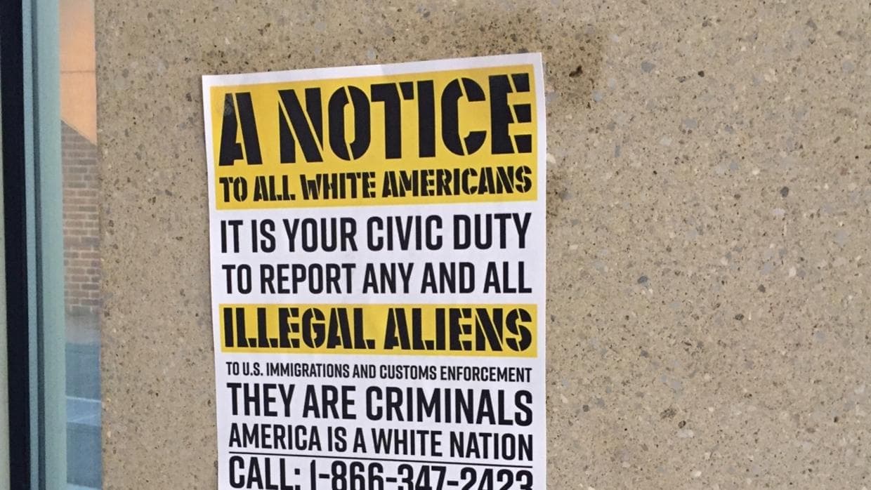 Dos carteles pegados a una pared en el edificio de química dirigieron a los estudiantes al sitio web de Vanguard America. El manifiesto del grupo afirma: "
<b>Nuestra América es una nación exclusivamente para los pueblos blancos americanos</b>".
<br>