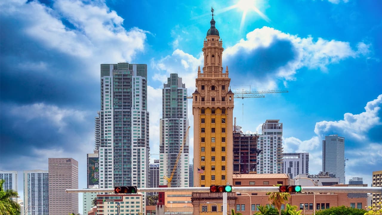 La Torre de la Libertad se convirtió en uno de los principales símbolos del exilio cubano y en una pieza clave de la historia migratoria de Miami.