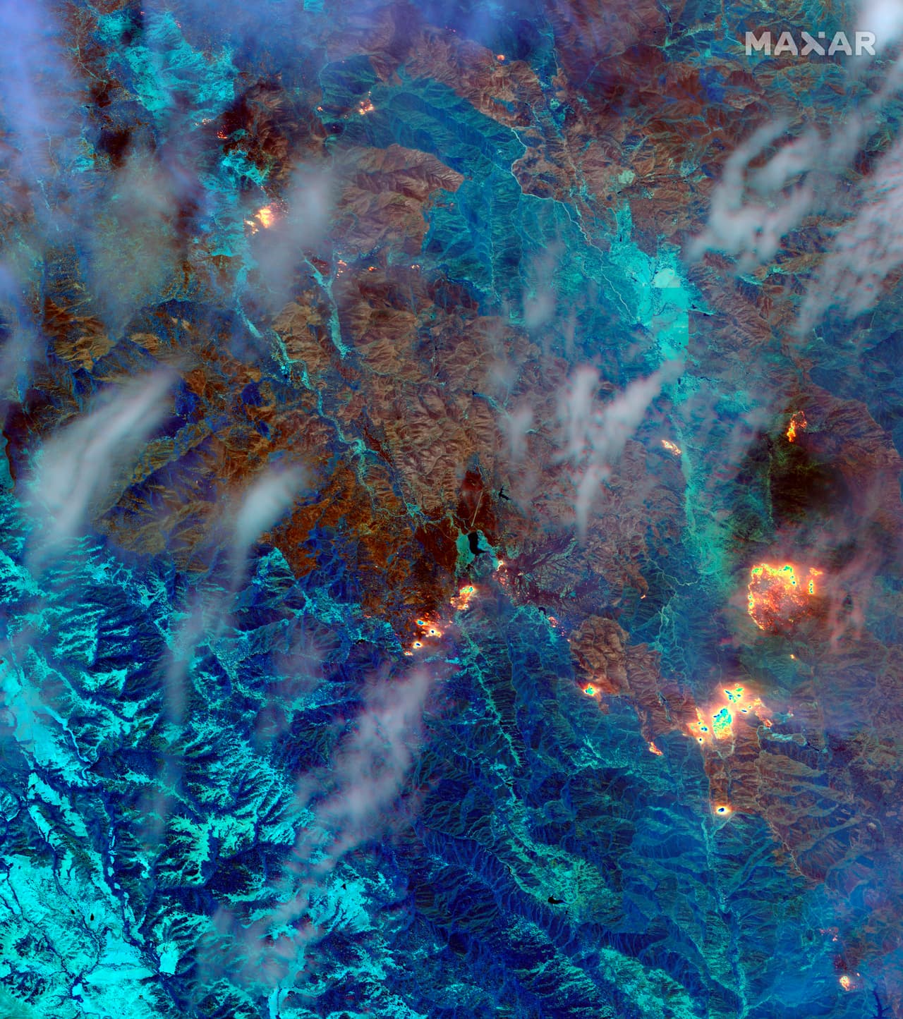 Esta imagen de satélite proporcionada por Maxar Technologies muestra una descripción general de los incendios forestales del SCU Lightning Complex, hasta el sábado 22 de agosto de 2020. 
<br>
<br>