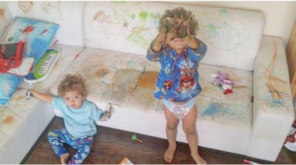 "Nuestro hogar fue invadido por un silencio sepulcral con indicios de peligro. Su mami quería darles la oportunidad a Miguel y a Santi de interactuar entre ellos para que se comprendieran más. Se mantuvo ausente por unos minutos. Consintió dejarlos solos por un corto lapso de tiempo hasta que la incertidumbre y la alarma maternal hizo dar por terminado el momento de independencia. En el reencuentro con nuestros hijos, esta fue la imagen que le dio la bienvenida a @ingermendoza e inmediatamente me llamó confundida sentimentalmente; no sabía si reír, llorar, si regañarlos o explicarles con calma que lo que habían hecho estaba mal. Hoy nos arrepentimos de no haber conservado ese mueble que representa la primera expresión artística de nuestros retoños. Arte es arte y no se juzga, aunque en ese momento haya sido un dolor de cabeza la pérdida de un nuevo sofá", escribió Nacho en Instagram al recordar el episodio artístico de sus hijos.