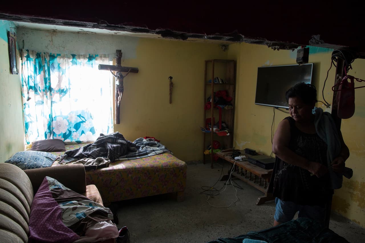 Jesús Esteban Cruz en su dormitorio en Reynosa, México. Dice que la pandillas de narcotraficantes locales no lo han amenazado ni extorsionado, más bien han mantenido el orden el barrio. Trabaja reparando los uniformes de los soldados de una base militar cercana, en su pequeña máquina de coser. 22 de ,arzo de 2017.