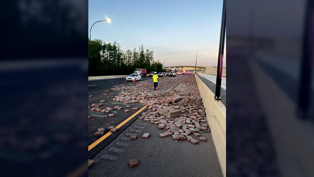 Por varias horas fueron cerrados carriles de la I-4 Este en Orlando por la caída de carga de un camión; la circulación ya fue reabierta    