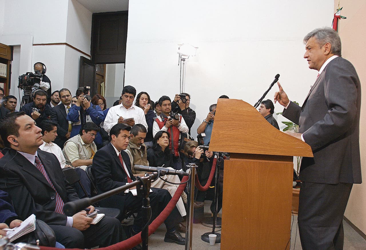 MEXICO CITY, MEXICO: El alcalde de la ciudad de Mexico, Andres Manuel Lopez Obrador, habla durante una conferencia de prensa, en el edificio del gobierno de Ciudad de Mexico, el 01 de abril de 2005. Lopez Obrador espera hoy el fallo de la seccion instructora de la Camara de Diputados, en donde se votara en sesion si es desaforado el alcalde. AFP PHOTO/Alfredo ESTRELLA (Photo credit should read ALFREDO ESTRELLA/AFP/Getty Images)