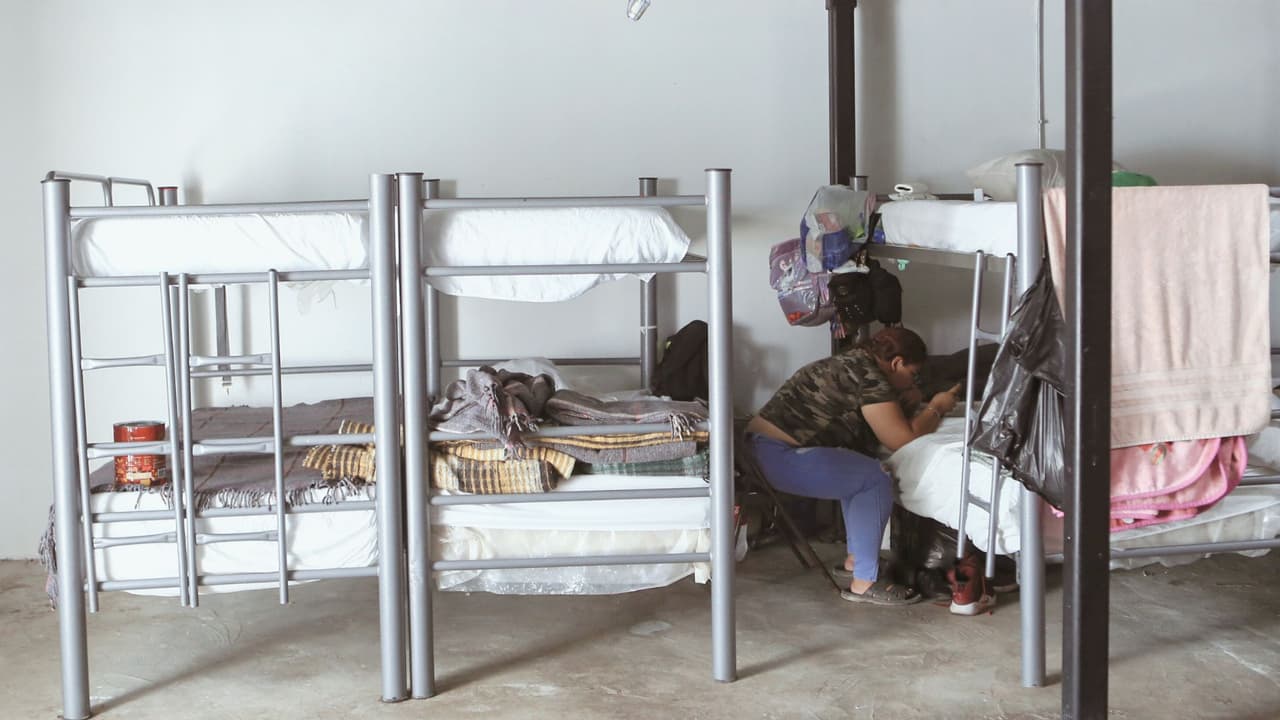 Una persona revisa su teléfono celular dentro de un albergue para migrantes en Ciudad Juárez, México, lunes 26 de junio de 2023.