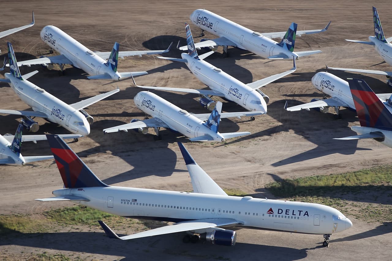 Aviones de la aerolínea Delta suspendidos temporalmente por la pandemia del coronavirus, se encuentran estacionados en el Pinal Airpark en Marana, Arizona.