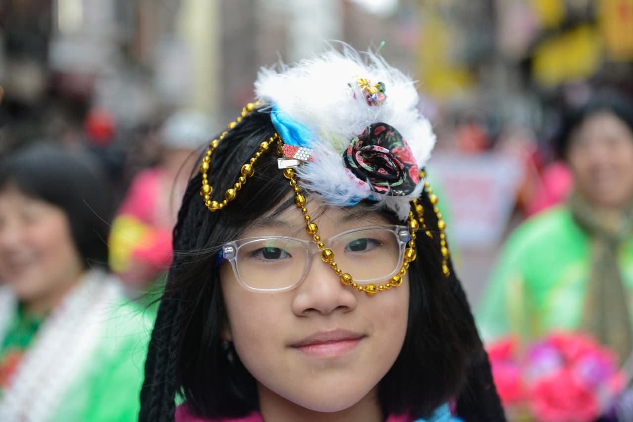 La gente asiste al desfile lunar chino del Año Nuevo en Chinatown, el lugar de residencia de gran parte de los asiáticos que viven en Nueva York.