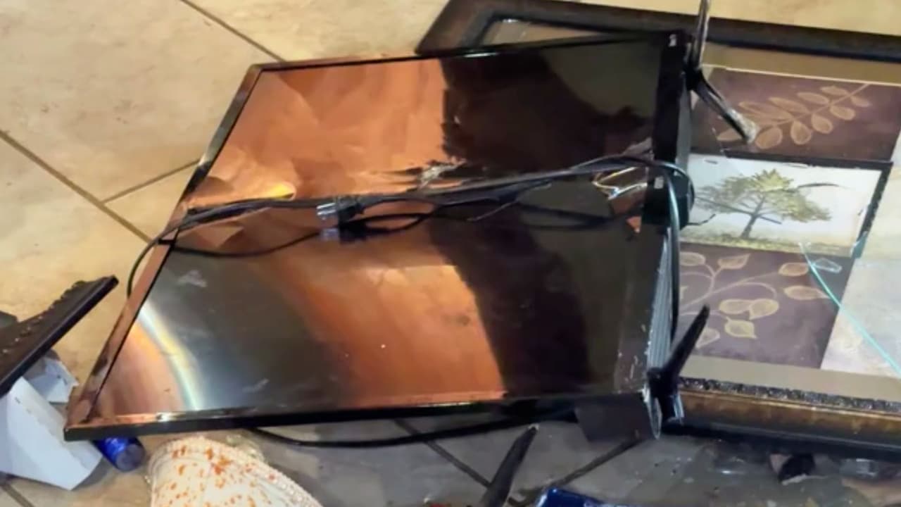 Televisores rotos y cuadros destruidos cubrían el piso de la casa de la familia Estrada.