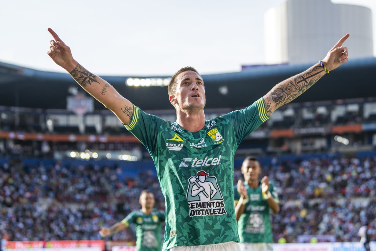 Leo Ramos, jugador del León, muestra diversos tatuajes en sus brazos.