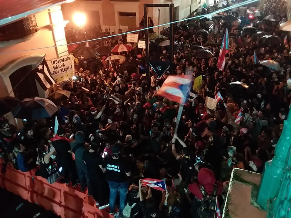 “Orville ponte la máscara”, gases lacrimógenos afectan a la prensa durante manifestaciones.