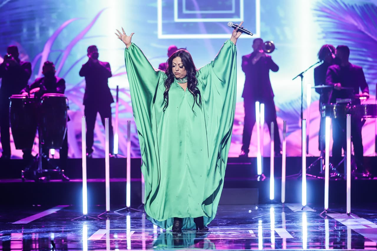 Para su primera aparición ante las cámaras de Ellas y su Música, en la que interpretó 'Mi mayor venganza', La India usó un vestido verde.