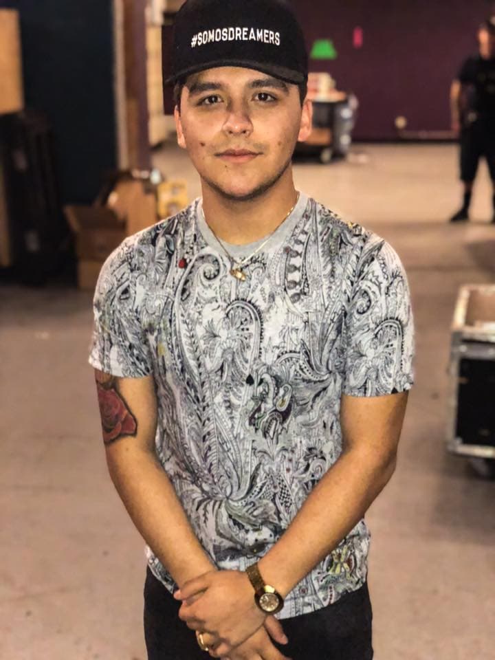 Aquí el intérprete de 'Adiós amor', con su gorra de apoyo.