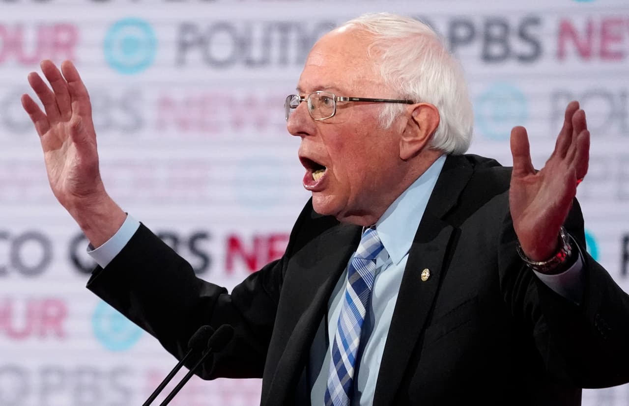 Senador 
<b><a href="https://www.univision.com/temas/bernie-sanders">Bernie Sanders</a></b>. 
<b>LA FRASE:</b> "La verdad es que el verdadero cambio siempre se produce de abajo hacia arriba, nunca de arriba hacia abajo. Y es por eso que en esta campaña estoy tan orgulloso de que tengamos más de un millón de voluntarios. Tenemos algunas de las organizaciones de base más fuertes". 
<b>El REGALO:</b> "Creo que el regalo que todos nosotros necesitamos dar al pueblo americano es una visión muy, muy diferente de la realidad de la administración Trump. Y la visión que tenemos que hacer surgir es crear un gobierno y una nación basados en el amor y la compasión, no en la conveniencia y el odio".