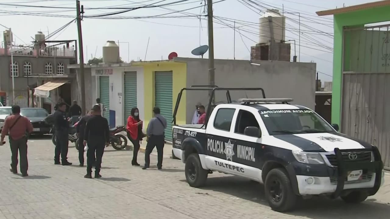 <b>Los mataron al lado de la cama: lo que se sabe del asesinato de ocho integrantes de una misma familia en México</b>
<br>
<br>Las víctimas fueron masacradas al lado de la cama y tenía el llamado "tiro de gracia". Dos de los fallecidos son niñas. Las autoridades buscan pistas entre los vecinos de la comunidad de Tultepec, estado de México, para capturar a los responsables.