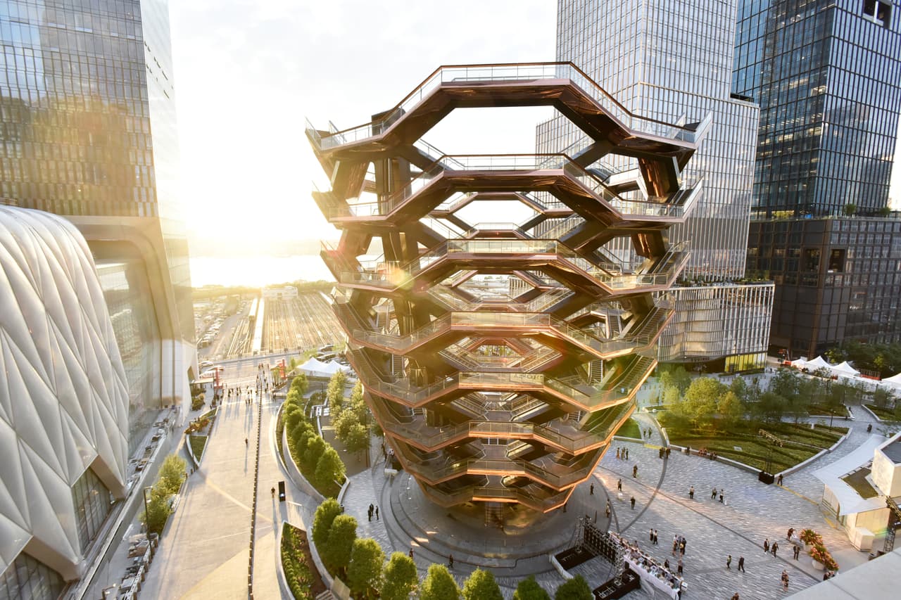 <b>Presentando a Hudson Yards</b>
<br>
<br>La gran manzana añadió un nuevo hito a su ya pintoresco horizonte: el nuevo vecindario y destino turístico Hudson Yards vio su inauguración este 2019, después de varios años de planeación y desarrollo. . El espacio de uso mixto trajo consigo varios nuevos edificios, que contienen oficinas, condominios, tiendas de lujo, un centro de arte y The Vessel, una estructura en forma de colmena que espera ser la Torre Eiffel de Nueva York.