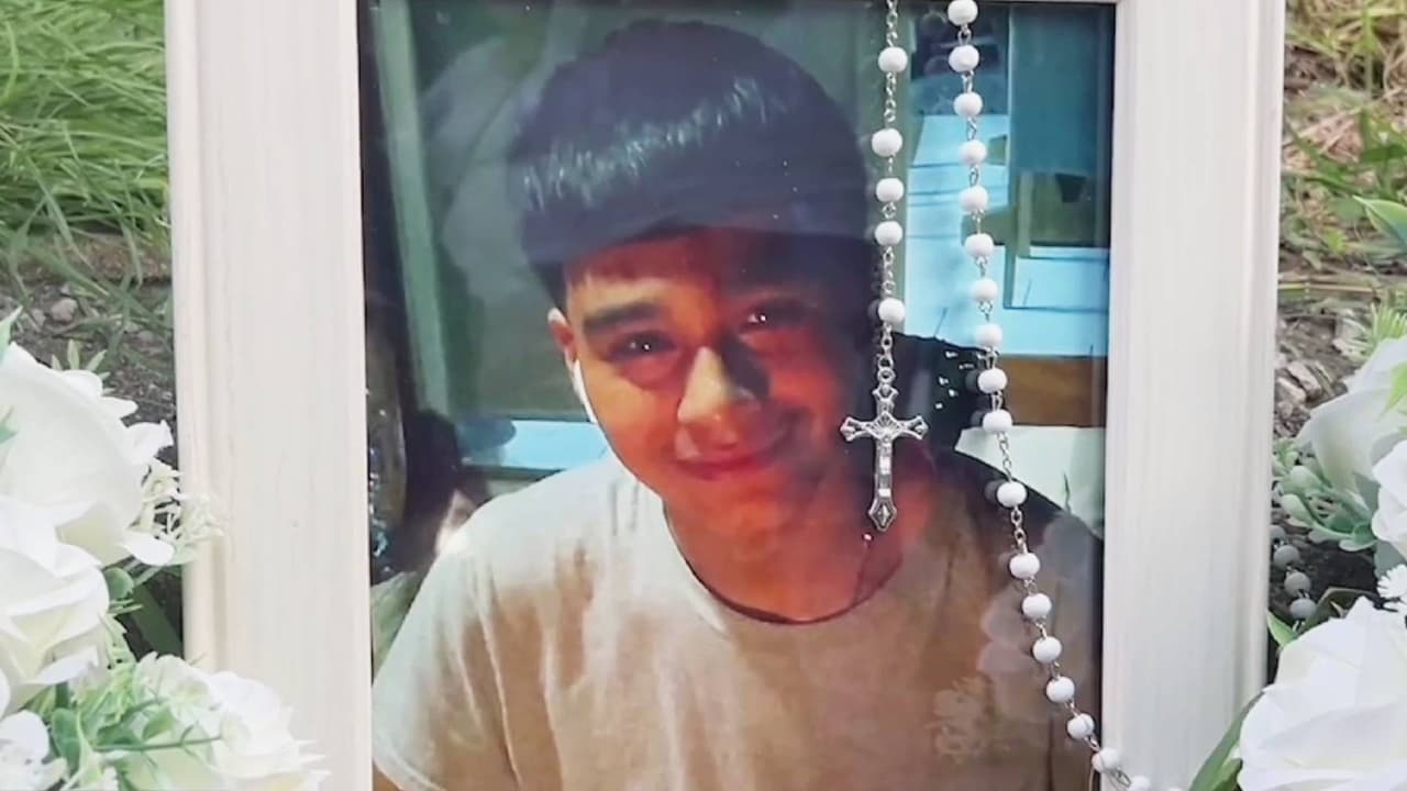 La familia y amigos de Timothy Chávez realizaron una vigilia para conmemorar el día del cumpleaños del joven, quien fue asesinado el pasado lunes a solo pasos de su casa. La madre de la víctima dijo que vio a su hijo luego de recibir los disparos, pero también hizo un llamado por la delincuencia juvenil. Las autoridades están adelantando la investigación y ya habría pistas de lo ocurrido.