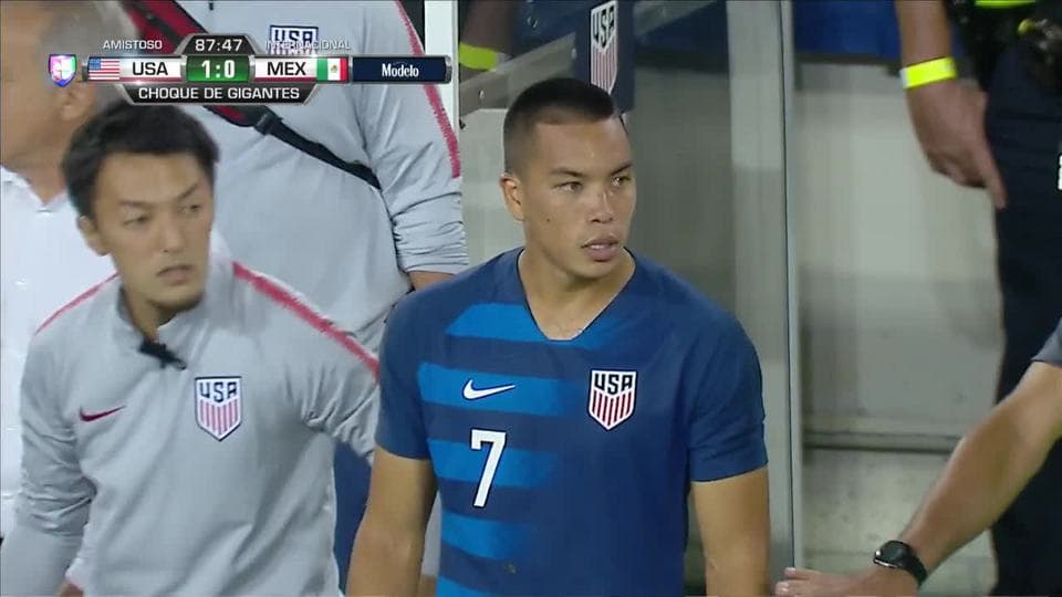 Tarjeta amarilla. El árbitro amonesta a DeAndre Yedlin de USA