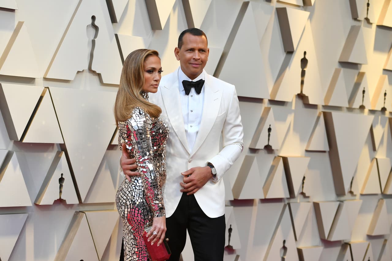 En la entrevista JLo habló sobre los planes de boda que tenía con su prometido, los cuales tuvieron que ser pospuestos debido a la crisis sanitaria provocada por el coronavirus.
<br>