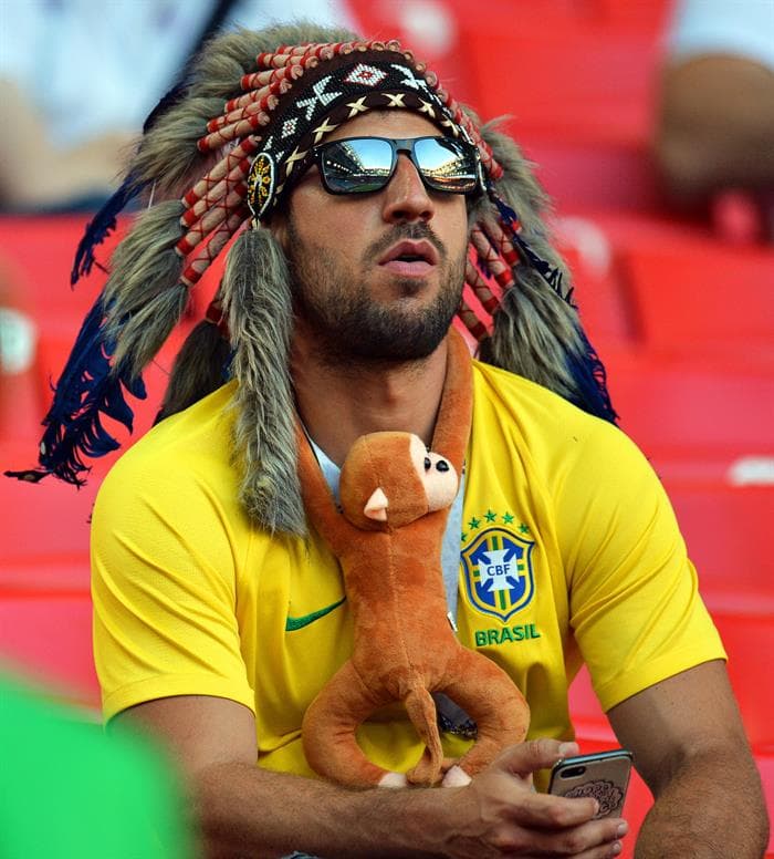 La colorido de Brasil y la fiesta de Serbia marcan dos estilos diferentes de sus hinchas y eso es algo que se refleja en medio del partido del grupo E del Mundial de Rusia 2018.