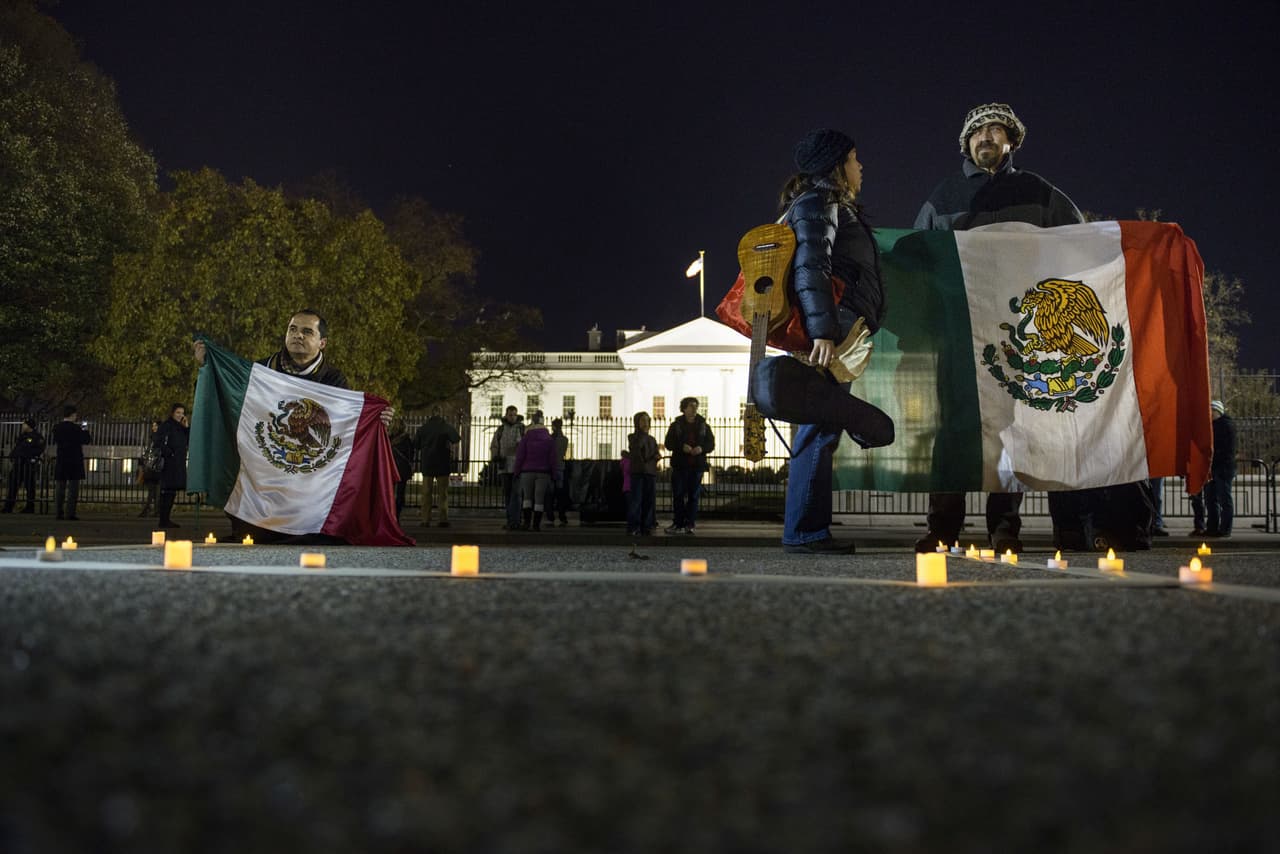 <b>Mexicanos. Son 36,634,000, el mayor grupo hispano en EEUU</b>. 
<b>Es la comunidad latina más joven (27 años de edad promedio),</b> 23% termina la secundaria y 12% tiene una licenciatura. 71% de los mexicanos habla bien inglés y su promedio de ingreso anual es de 49,000 dólares. 20% de los mexicanos está en la pobreza, 20% no tiene seguro médico y solo la mitad de los mexicanos es dueño de su hogar.