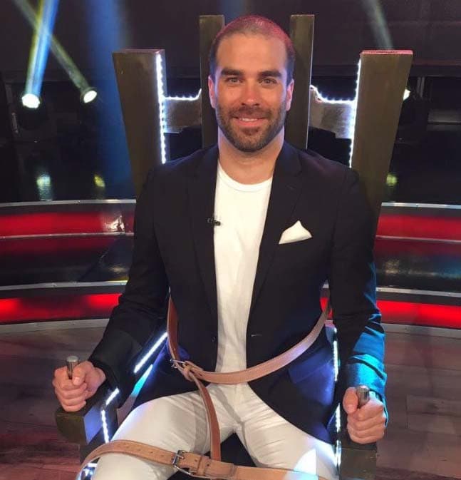 Ale Nones muy sonriente antes de sufrir en la silla eléctrica.