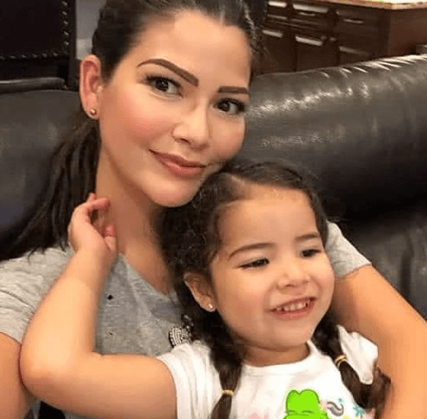 Ahora le tocará pasar por ella al colegio cuando regrese del trabajo y es su esposo Luis quien llevará por las mañanas a la pequeña de tres años.