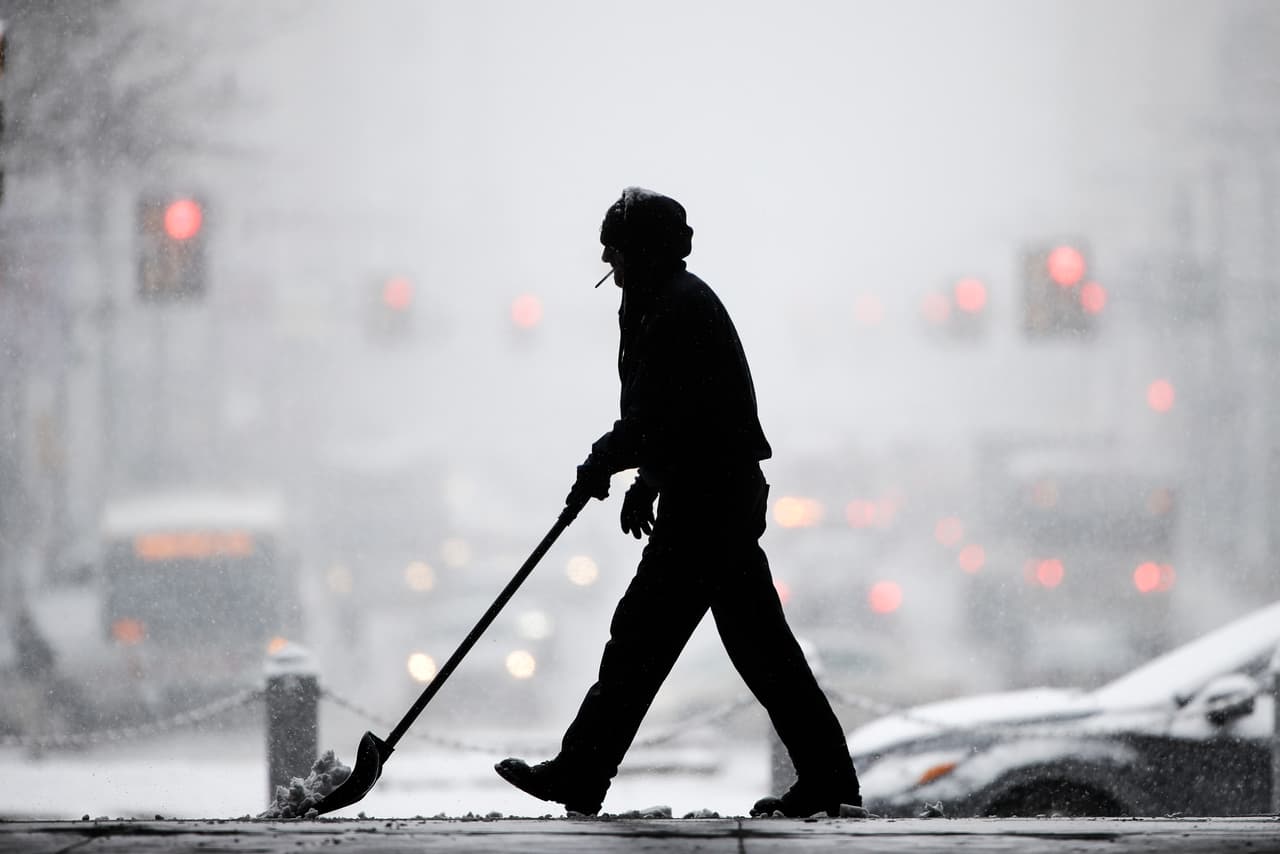 Un trabajador municipal recoge la nieve acumular en las calles de Philadelphia este miércoles.