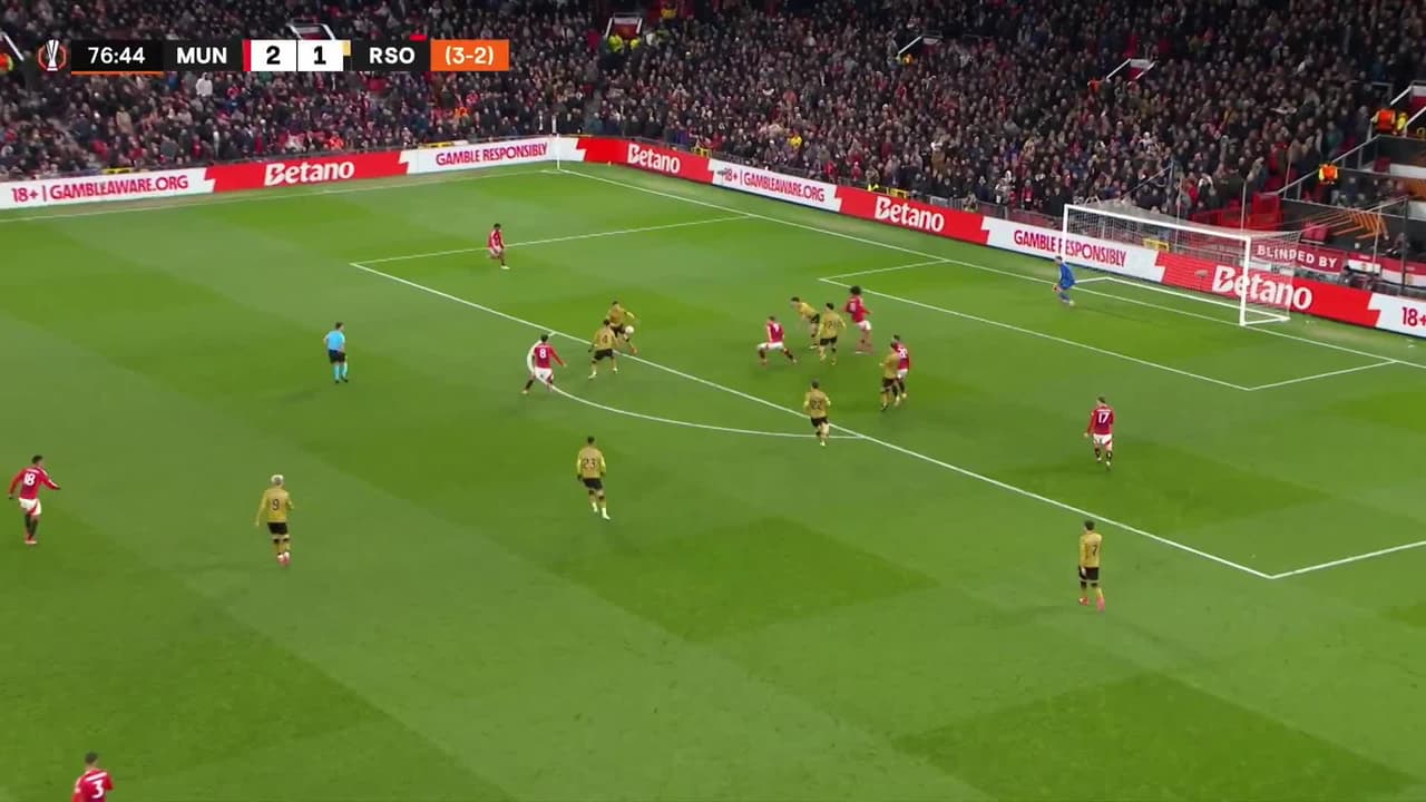 ¡TIRO ATAJADO! disparo por Bruno Fernandes.