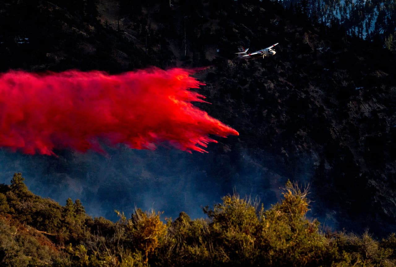 <h3 class="cms-H3-H3">2. California </h3>
<br>
<b>(Grandes desastres desde 1953: 336)</b>
<br>
<br>Fuertes terremotos han azotado al estado más poblado del país, como el ocurrido en 1994 -considerado el más costoso en la historia de los Estados Unidos- en el que 
<b>57 personas murieron y provocó más de 20 mil millones de dólares en daños. </b>
<br>
<br>Sin embargo, 
<a href="https://www.univision.com/temas/california">California </a>también se ve amenazada por feroces incendios forestales que se ha ido intensificando, provocando que la temporada de estos desastres en 2020 fuera la peor en la historia del estado, 
<b>debido a las 31 personas que perdieron la vida y los más de 10,000 edificios que resultaron dañados o destruidos. </b>
<br>
<br>
<br>