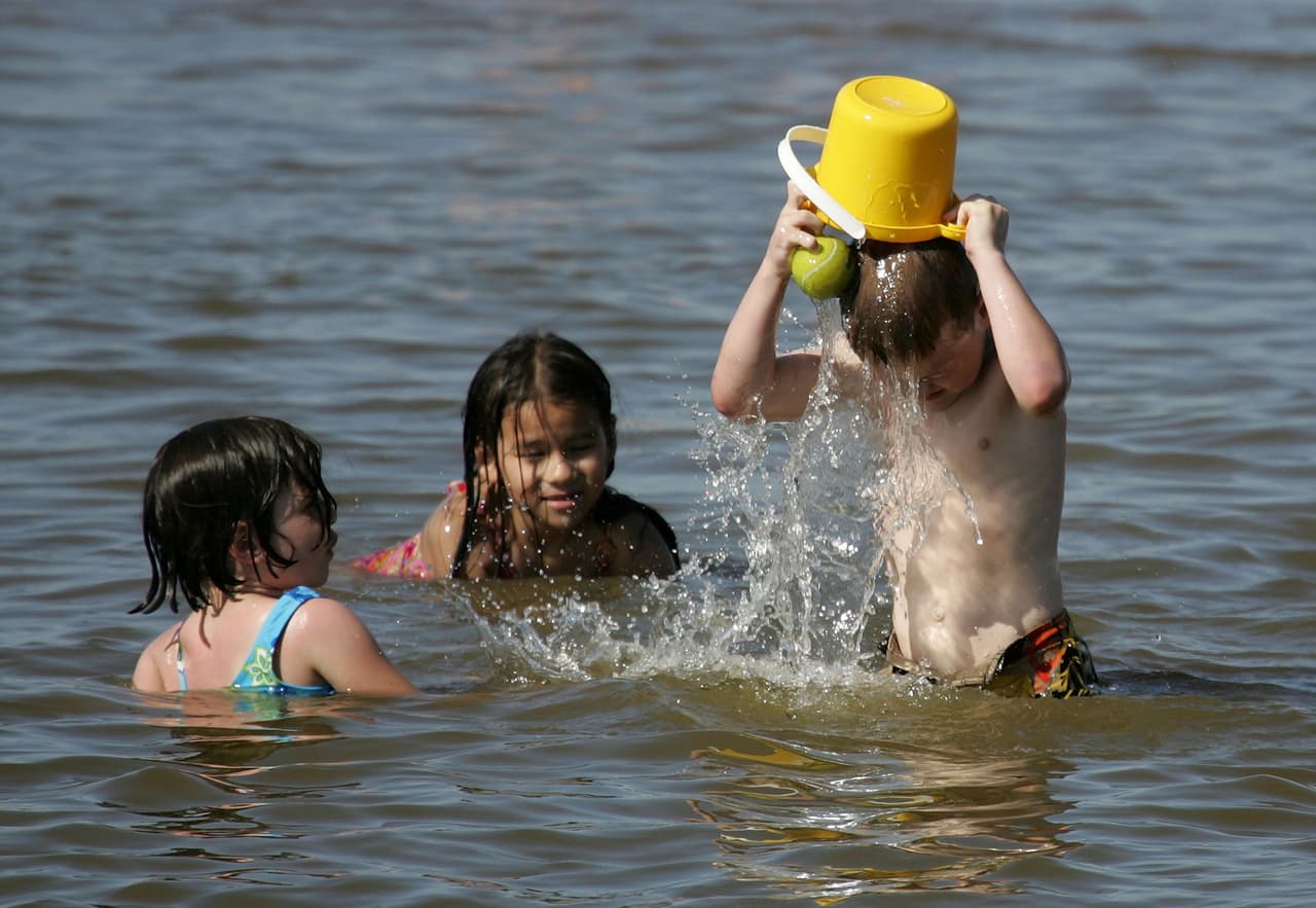 Se recomienda que mantenga bajo supervisión a los niños, ancianos, los enfermos y los que no tienen aire acondicionado.