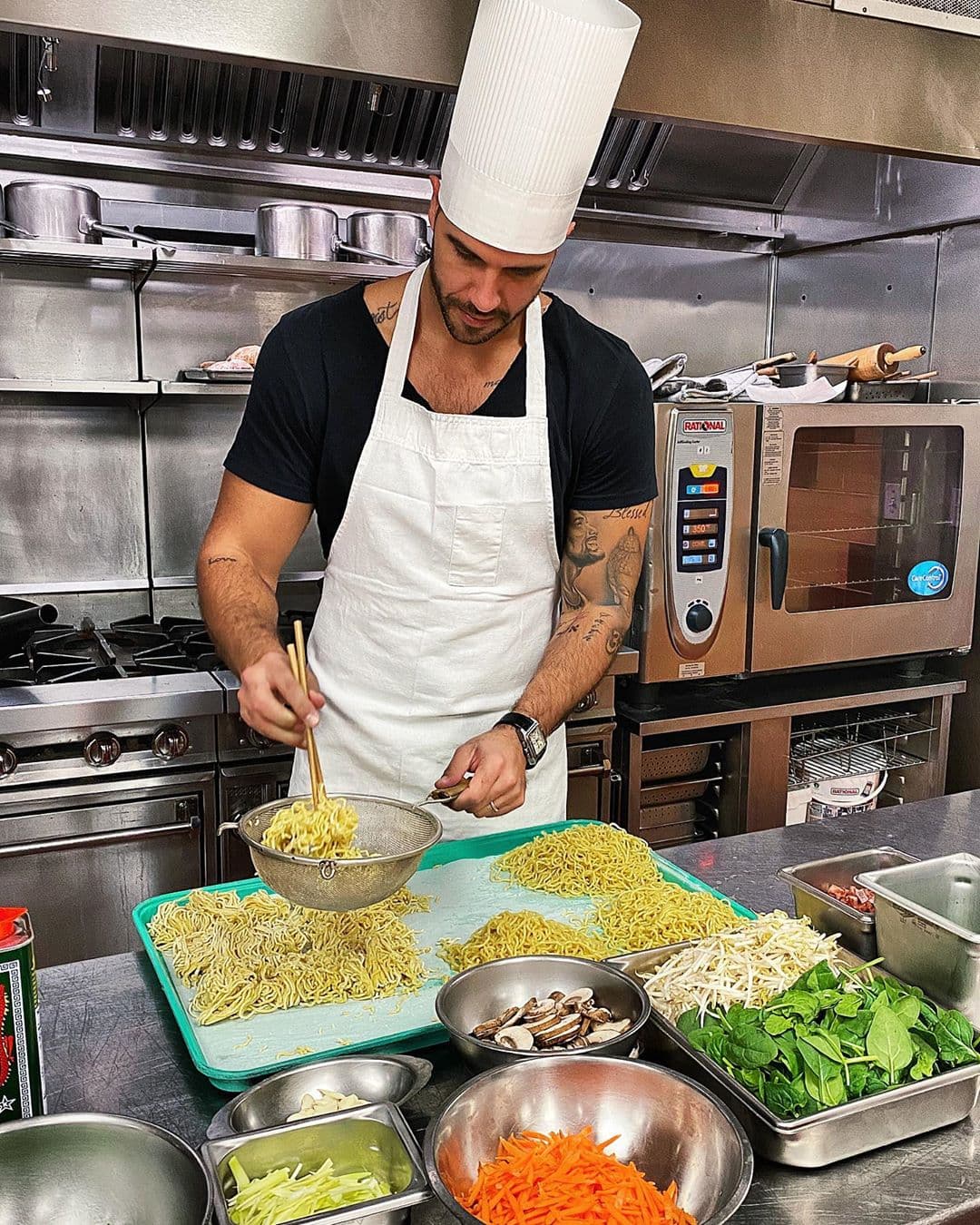 Chef Yisus dedicó el fin de semana a practicar nuevas recetas: "No hay mayor ignorancia que creer que ya lo sabemos todo. Arriba que voy a ustedes".