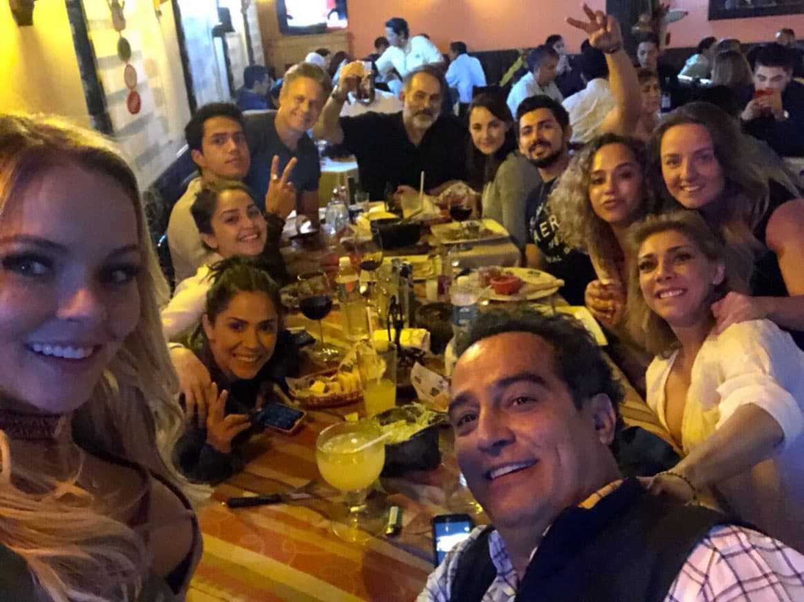 Desde el inicio el elenco ha demostrado que se lleva muy bien, buscan cualquier pretexto para estar juntos: "Cenando muy agusto @ayalaalexis @KlitboCynthia @MariluzBermudez @JadeFraserMx @MarioMoranFan @loregraniewicz".