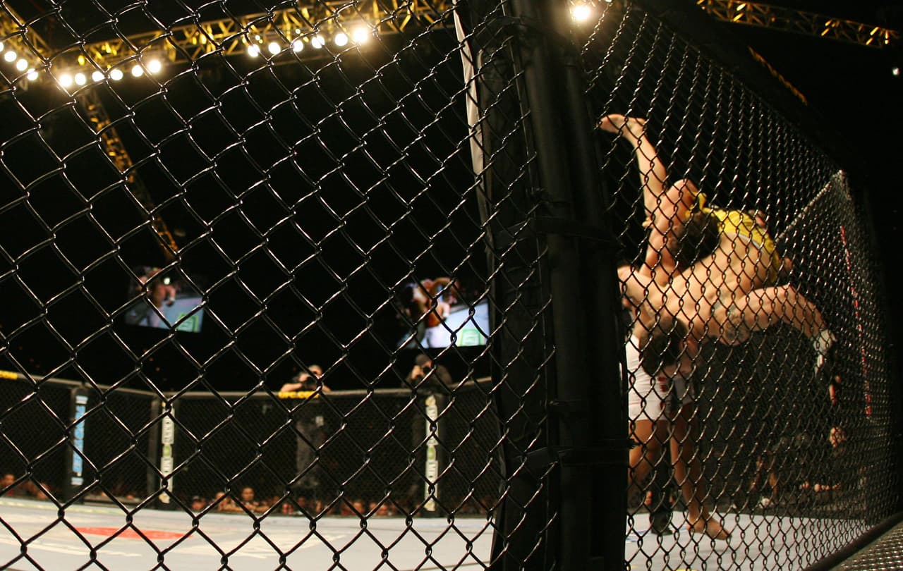 Video: El momento en el que al 'Popeye ruso' le explotaron los brazos en una pelea