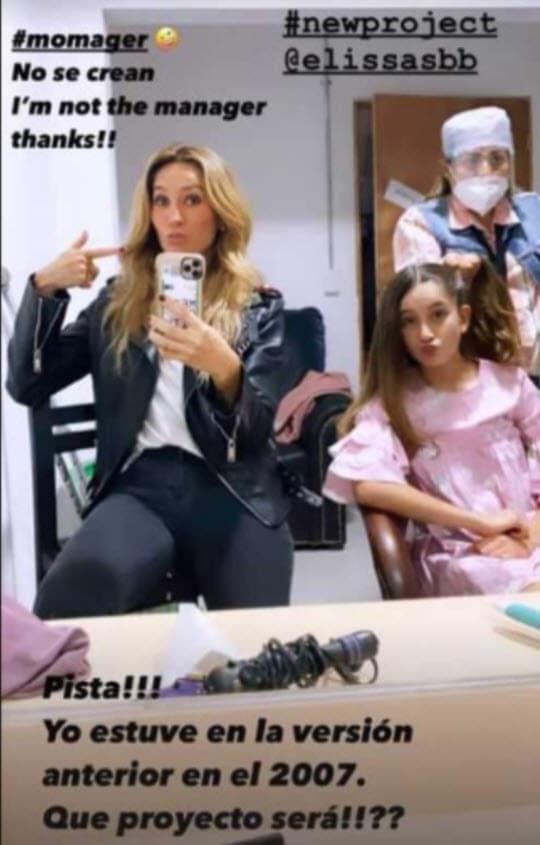 En sus historias de Instagram publicó esta foto en la que se les ve dentro de un camerino. "'Momager'. No se crean. No soy la mánager", escribió para luego dar una pista más: "Yo estuve en la versión anterior de 2007".