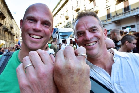 Una pareja muestra sus anillos durante la marcha organizada en Milán.