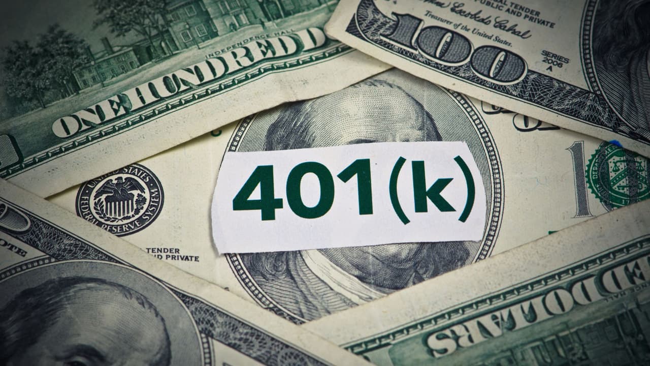 <b>Aprovecha los beneficios fiscales que da el gobierno.</b> Dentro de los beneficios fiscales está la inversión en una 
<a href="https://www.univision.com/local/san-francisco-kdtv/plan-retiro-vejez-ira-401-sin-tener-seguro-social">cuenta de ahorro para el retiro</a>, especialmente si tu patrón no te ha dado de alta en un plan como el 401(k). Así se puede invertir en una cuenta IRA como se le conocen a las cuentas de ahorro para el retiro y con ello se puede obtener un crédito fiscal, ya que con estas cuentas no se pagan los impuestos año con año, es decir, se pueden deducir las contribuciones en la declaración de impuestos y ahorrar aún más.
<br>