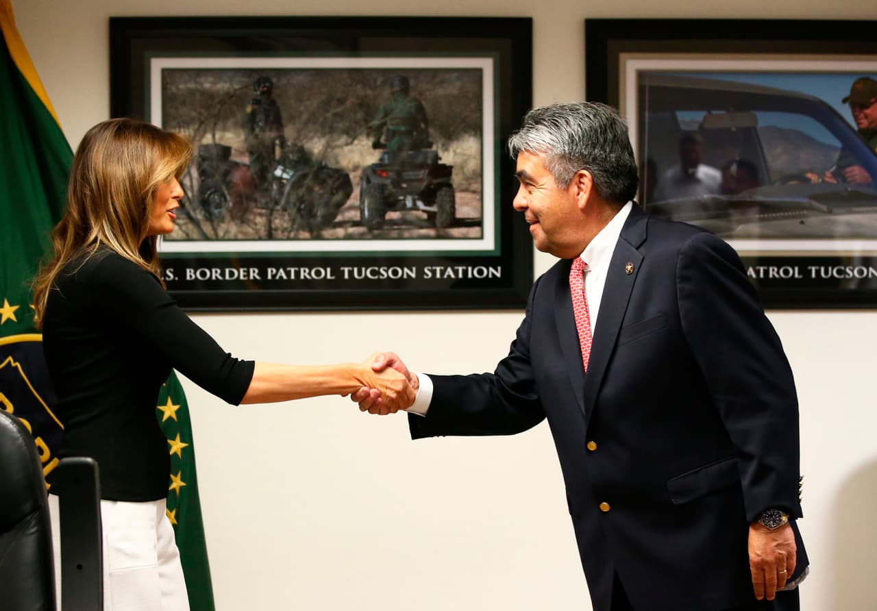 La primera dama Melania Trump saluda al jefe de los alguaciles de Estados Unidos en Arizona, David Gonzáles, quien estuvo en la Patrulla Fronteriza durante la visita este jueves. (Rob Schumacher / The Arizona Republic vía AP, Pool)
